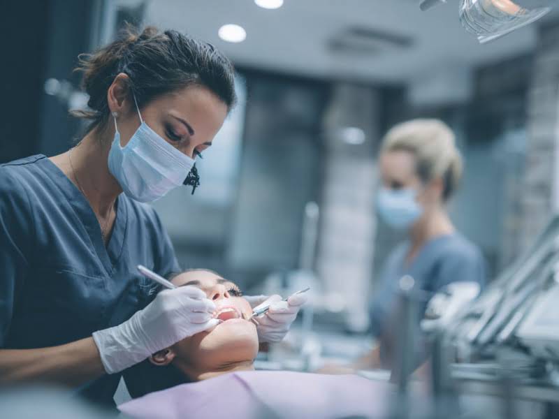 Мешают сколы и трещины на зубах